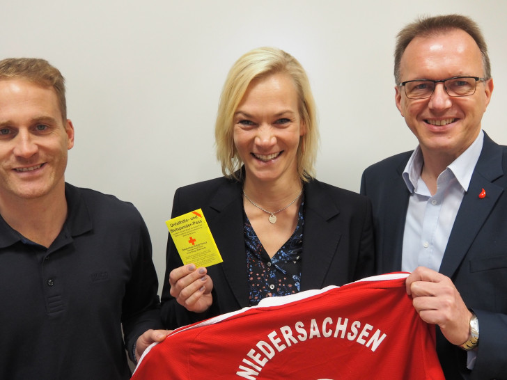 Jan Baßler, stellvertretender Direktor des Niedersächsischen Fußballverbands (NFV), Bibiana Steinhaus, Bundesliga-Schiedsrichterin und Patin der Blutspendemeisterschaft, Jürgen Engelhard, Regionalleiter Niedersachsen/Bremen beim Blutspendedienst NSTOB (von links). Foto: DRK-NSTOB