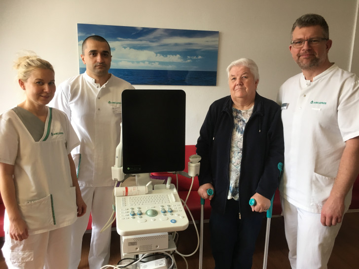 Freuen sich über die erfolgreiche Operation: von rechts: Chefarzt Ralf Koch, Patientin Edeltraud G., Oberarzt  Maksim Tsenov und Gefäßassistentin Sonja Fuchs. Foto: Asklepios Harzkliniken