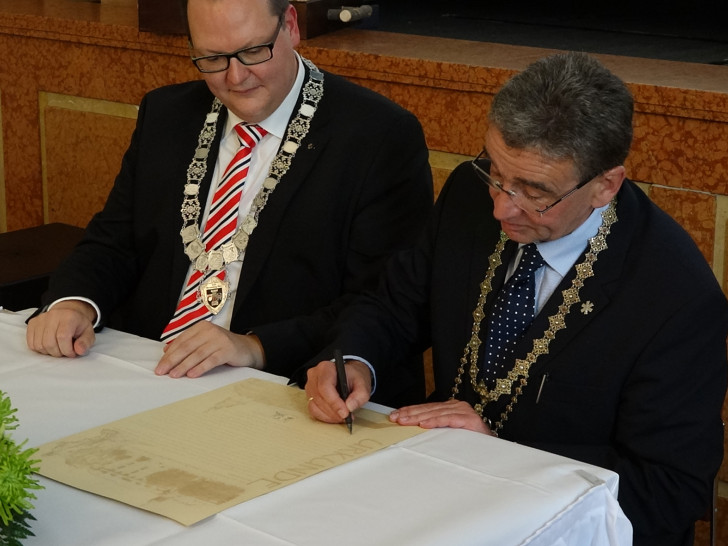 Blankenburgs Bürgermeister Heiko Breithaupt und Wolfenbüttels Bürgermeister Thomas Pink unterzeichneten die Partnerschaftsurkunde. Foto: Stadt Wolfenbüttel-RAE