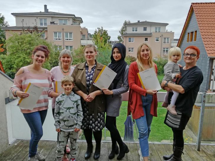 Angelina Tschepella, Brigitte Floto, Kerstin Wassmann (Kreisvolkshochschule Peine), Zeinab Ramadan, Christina Ali, Tanja Bremer (Familien- und Kinderservicebüro) und Kinder. Foto: Landkreis Peine 