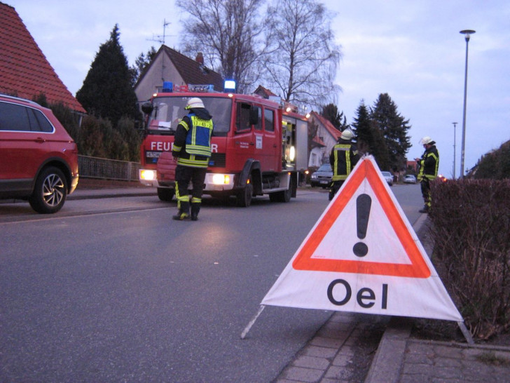 Die Feuerwehr Flechtorf wurde gestern Abend um 18.23 Uhr zu einer Betriebsmittelspur in die Raiffeisenallee in Flechtorf alarmiert. Foto: Feuerwehr Flechtorf