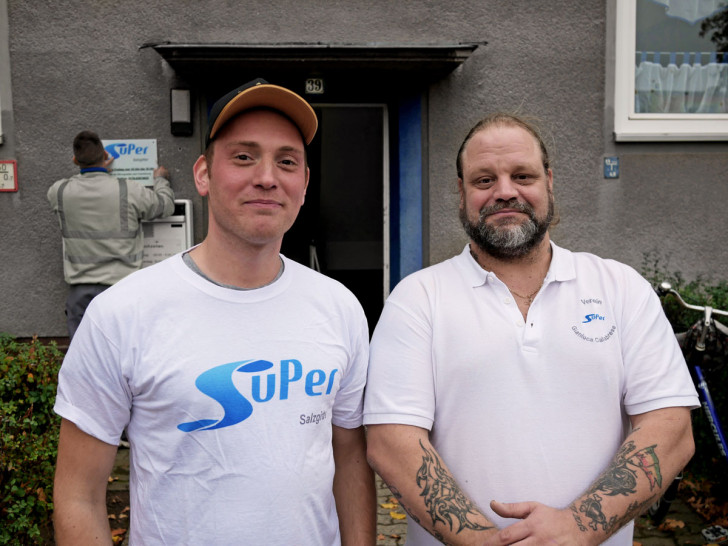 Die beiden Gründungsmitglieder Patrick Wassmann und Gianluca Calabrese vom Verein SuPer-Salzgitter vor dem neu eröffneten Kontakt-Café. Foto: Alexander Panknin