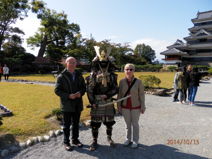 Im traditionsbewussten Japan treten die Museumsführer in der zum Objekt passenden Kleidung auf, wie dieser Samurei ( Kämpfer), der Sibylle und Wolfgang Beyer auf ihrer Japanrundreise durch eine Burg führte. Foto: Privat