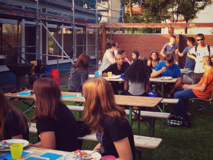 Die Teilnehmer des Jugendgottesdienstes SPOTLIGHT beim gemeinsamen Grillen. Foto: Privat