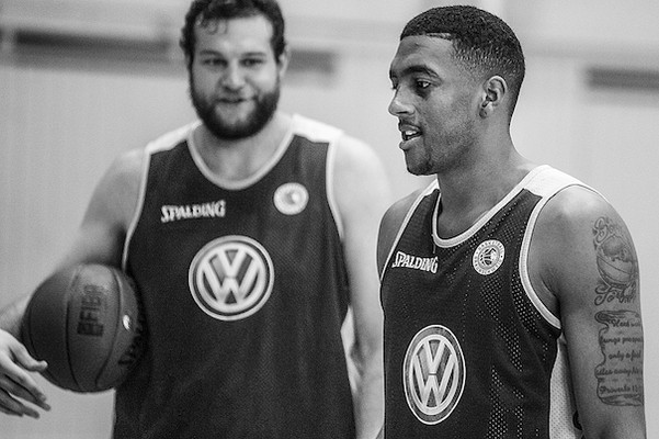 Der Ernst der Vorbereitung hat begonnen, doch der Spaß ist Kenny Frease und Amin Stevens trotz anstrengender erster Trainingseinheiten dabei nicht abhanden gekommen. Foto: Ingo Hoffmann/PartnerDesign
