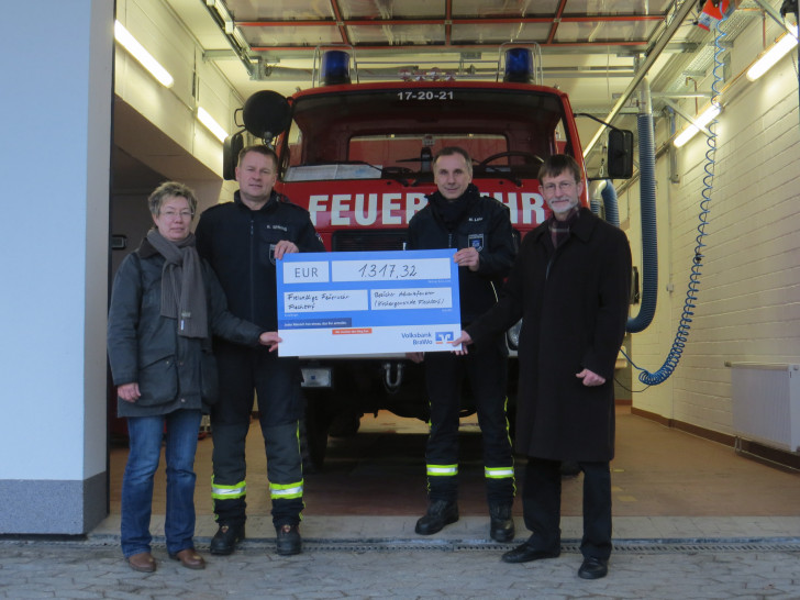 Freuten sich über die Spende: Ute Piepenschneider (von links), Ortsbürgermeister Ralf Sprang, stellv. Ortsbürgermeister Martin Löhr, Pfarrer Siegfried Neumeier