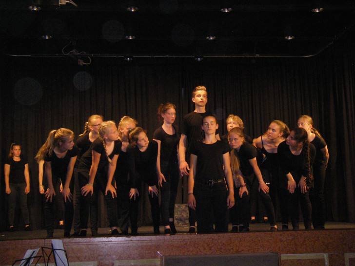 Die beiden Klassen bei der Aufführung auf der Bühne. Fotos: Gymnasium im Schloss