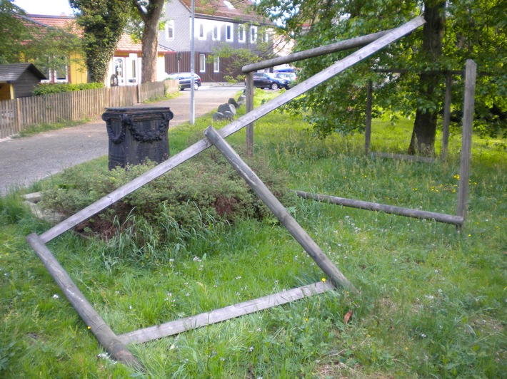 Die Beschädigung an dem Holzgerüst. Foto: Polizeiinspektion Goslar