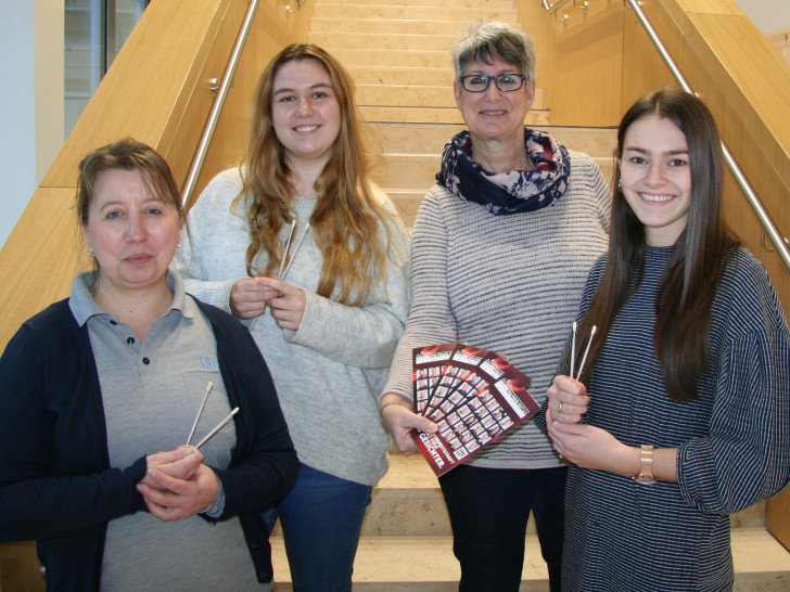 Mitarbeiter der Unternehmensgruppe die sich an der Typisierungsaktion beteiligt haben: Anna Liszka, Julia Pryzbylak, Petra Neumann-Wollenhaupt von Wolfsburg hilft e.V. und Melissa Kloninger. Foto: Stadtwerke Wolfsburg