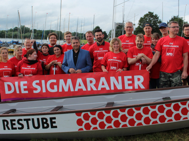 Das Drachenboot-Team "Sigmaraner" hatten am Freitag Besuch von seinem Namenspatron. Fotos: Frederick Becker