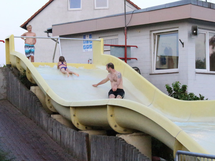 Groß und Klein genießen den verlängerten Wasserspaß beim Nachtschwimmen am Fümmelsee. Fotos: Max Förster