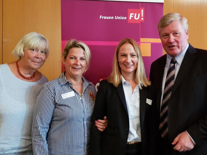 Die Wolfenbütteler Frauen Union, vertreten durch (v. l.) Susanne Gartung, Gabriele Otto (Vorsitzende) und Martina Sharman (Kandidatin Europawahl), freute sich über das Treffen mit dem CDU-Vorsitzenden Dr. Bernd Althusmann. Foto: privat