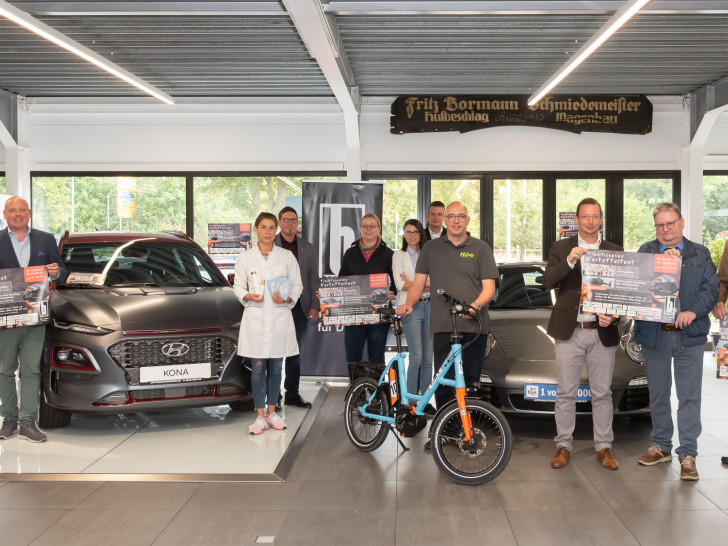 v.l. Björn und Holger Bormann, Alexandra-Christine Kühl von TYMPACUR, Daniel de Wall von Wolters, Andrea Bordan von Michael Bordan GmbH, Auszubildende Annabella Chudzinski und Geschäftsführer Nico Günther vom Autohaus, Manuel Schumann von Henze das Rad, Christoph Effe vom Autohaus, Sachverständiger Matthias Lücke und Reinhard Neuwald von Friese & Röver. Foto: Tanja Bischoff