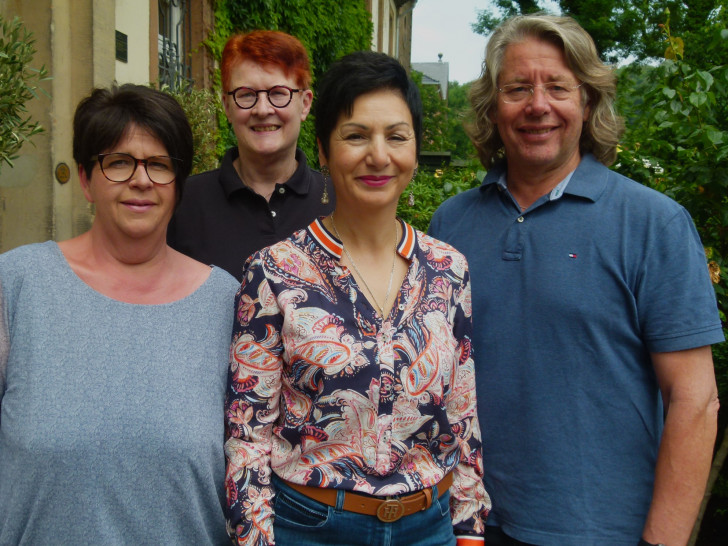 Der langjährige Fraktionsvorsitzende Hans-Georg Bachmann (rechts) wurde mit überwältigender Mehrheit bestätigt. Glosemeyer (zweite von rechts) und Dr. Christa Westphal-Schmidt (zweite von links) wurden – ebenfalls mit sehr großer Zustimmung – als stellvertretende Fraktionsvorsitzende bestätigt. Ganz neu in der Verantwortung als stellvertretende Fraktionsvorsitzende ist Kerstin Struth (links). Foto: SPD-Ratsfraktion Wolfsburg