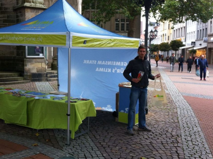 Christoph Petersen verteilt Stoffbeutel in der Peiner Fußgängerzone. Foto: Klimaschutzagentur
