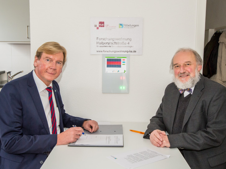 Rüdiger Warnke, Dr. Reinhold Haux unterzeichnen einen Vertrag zur ersten Braunschweiger Forschungswohnung. (v.l.). Foto: Sperber