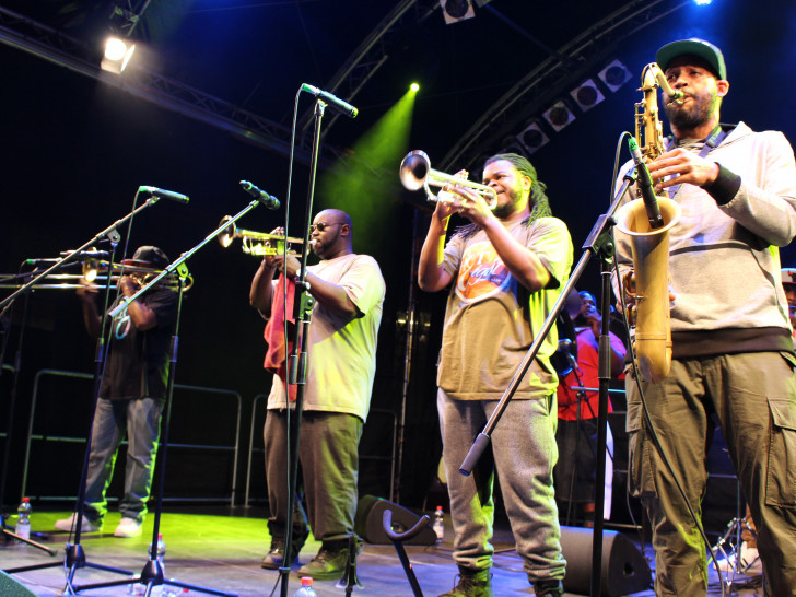The Hot 8 Brass Band spielten im Schlossinnenhof. Fotos: Max Förster