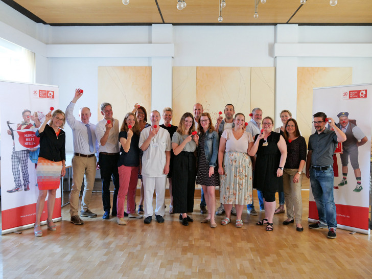 Vorstandsmitglieder Jessica Gümmer-Postall und Rüdiger Becker mit zwei Trainern der Stiftung Humor Hilft Heilen, sowie Mitarbeitenden aus den einzelnen Gesellschaften der Unternehmensgruppe Evangelische Stiftung Neuerkerode. Foto: Bernhard Janitschke