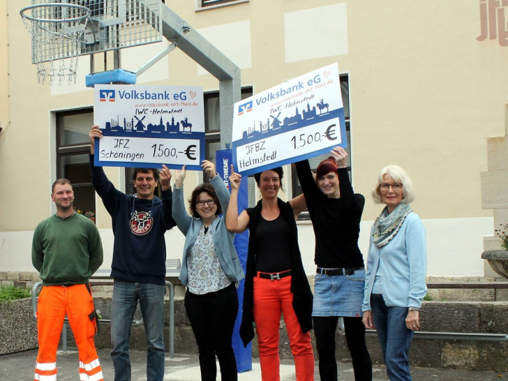 v.l.: Manfred Brosius (JFBZ Helmstedt), Christian Nöring (JFZ Schöningen), Sandra Bäcker und Daniela Sievers (Inner Wheel), Denise Kuhnt (JFBZ Helmstedt) und Jutta Schiller (Inner Wheel). Foto: Stadt Helmstedt 