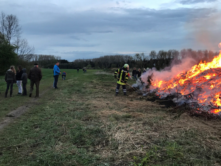 Die Freiwillige Feuerwehr richtet traditionell das Osterfeuer in Dorstadt aus. Text und Fotos: Peter G. Matzuga