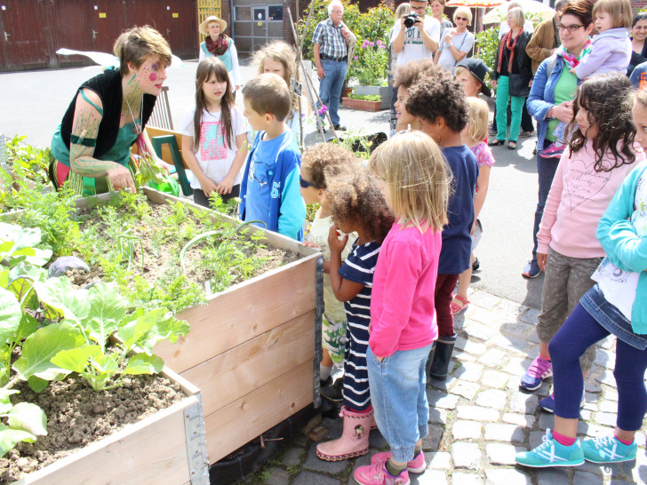 Gartenfee "Dieschen" erklärt den Kindern anhand der Pflanzen den Kreislauf des Lebens. Foto: Max Förster