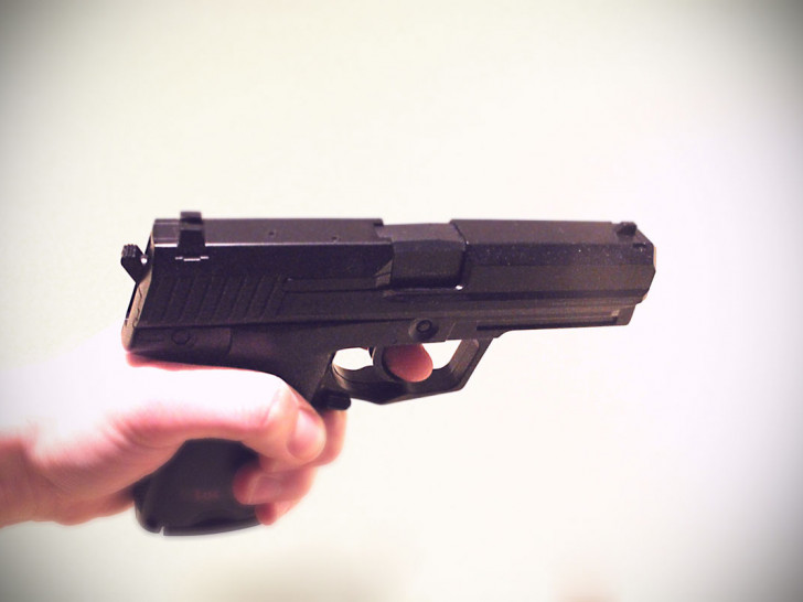Ein junger Mann schoss mit einer Waffe in der Weststadt rum. Symbolfoto: Alexander Panknin