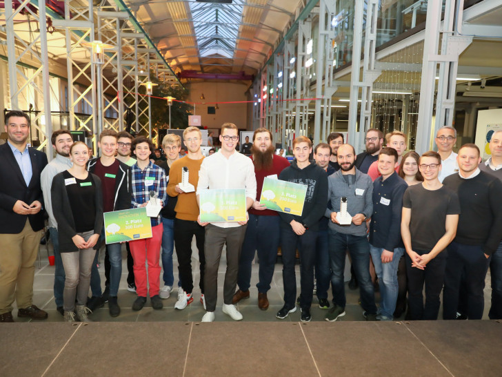 Die drei erstplatzierten Teams beim Smart City Hackathon von Braunschweig Zukunft GmbH und Volkswagen Financial Services erhielten insgesamt 1.000 Euro Preisgeld. Foto: Braunschweig Zukunft GmbH/Philipp Ziebart