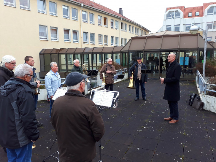 Auch bei dem jüngsten Ständchen war ein aktiver Kreis-Bediensteter mit dabei: Kreis-Baurat Wolfgang Gemba unterstützte das Ensemble gekonnt auf seiner Trompete. Foto: Landkreis Peine