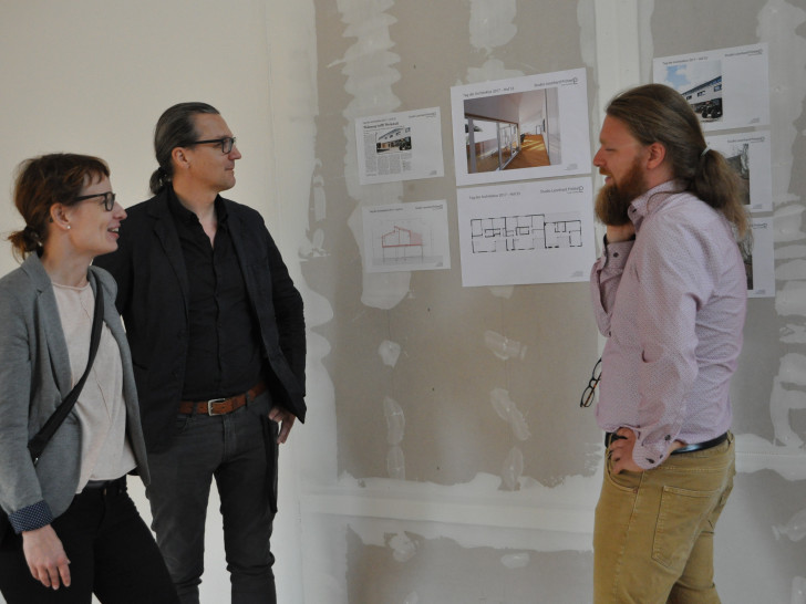 Architekt Leonhard Pröttel erläuterte den Besuchern, wie der Umbau von statten ging. Foto: Eva Sorembik