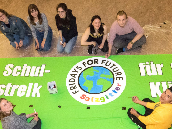Jugendliche erstellten selbst ein Banner im Gewergschaftshaus für die Demo. Foto: Rudolf Karliczek