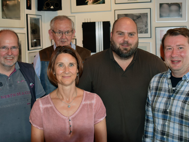 Die kommunalen Mandatsträger der LINKEN, Arnfred Stoppok, Hartmut Schulz und Florian Röpke (hintere Reihe v.l.) und die Vertreter des Café Clara, Simone Wieczorek und Lukasz Pobieda, nach einem gelungenen Austausch vor Ort. Nicht im Bild, sondern am Auslöser: André Owczarek Foto: Privat
