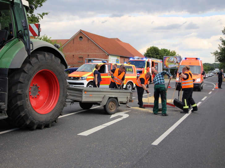 Der Bauer hilft bei der Säuberung der Straße. Foto: Rudolf Karliczek