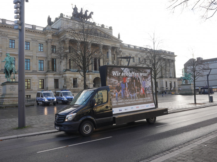 "Wir schaffen was!"- Aktion vor dem Schlossplatz. Foto: AGV