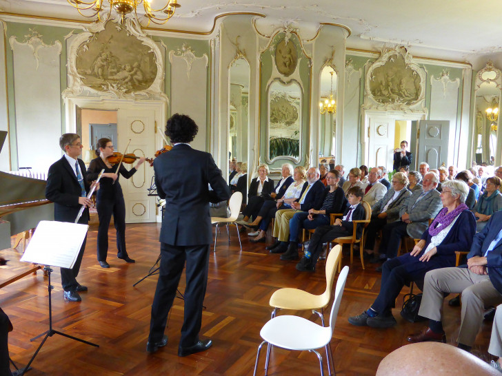 Auf dem Foto die fünf Künstler in Aktion mit ihrem Publikum im Spiegelsaal Schloß Schliestedt.Foto: privat
