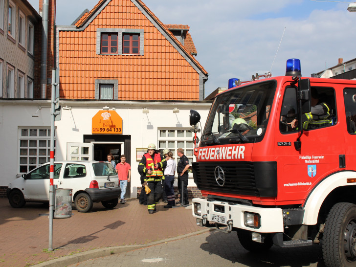 Die Feuerwehr kontrollierte mit einem Wärmemesser die Brandstelle. Foto: Jan Borner