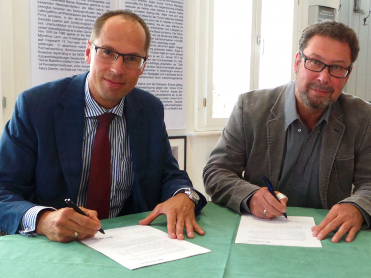 Vorstandsmitglied der Volksbank eG, Matthias Gericke, und der Vorsitzender der Schöninger Werbegemeinschaft, Frank Schulze unterzeichneten den Sponsoringvertrag. Foto: Stadt Schöningen