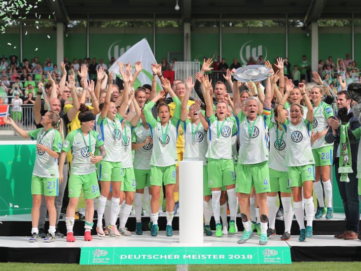 Nilla Fischer präsentiert erneut die Meisterschale. Fotos: Agentur Hübner