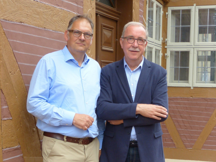 Detlev Klein (l.) und Horst H. Müller, die Stiftungsvorstände des Haus Kreyenberg, sind stolz auf den Preis für Denkmalpflege für die sanierte Baudenkmal. Foto: Sparkasse Gifhorn-Wolfsburg
