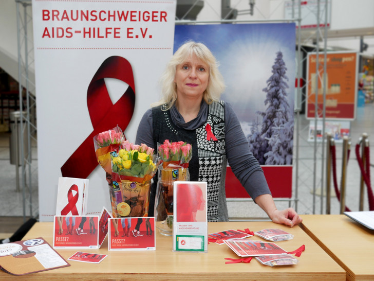 Kerstin Göllner berät Frauen am Stand der Braunschweiger AIDS-Hilfe. Foto: Alexander Panknin
