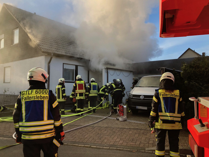 Das Feuer war in der Otto-Heinrichs-Straße ausgebrochen. Fotos: Freiwillige Feuerwehr Fallersleben
