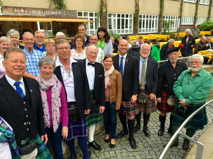 Erster Stadtrat Burkhard Siebert (3. von links) und Vienenburgs Ortsvorsteher Martin Mahnkopf (4. von rechts) im Schottenrock mit den Schottischen Gästen bei der "Langen Bank". Foto: Privat
