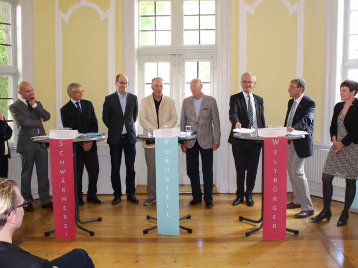 Bürgermeister Thomas Pink und die Vertreter der im Festival-Arbeitskreis beteiligten Institutionen präsentieren das Konzept des Lessing Festivals. Foto: Jan Borner