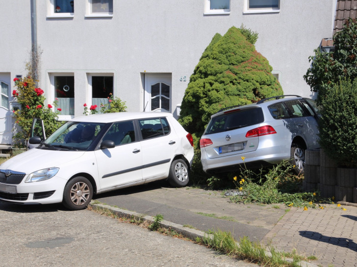 Ein Wagen prallte nach der Kollision gegen die Hauswand. Foto: Rudolf Karliczek