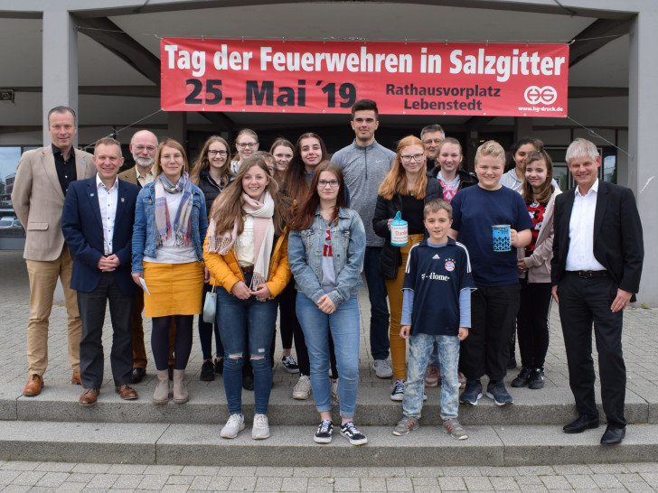 Gruppenbild der Sammlerinnen und Sammler mit Oberbürgermeister Frank Klingebiel (re.). Foto: Stadt Salzgitter