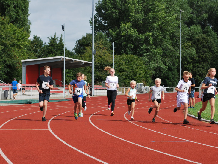 Start beim Sprint der Mädchen und Jungen. Fotos: Feuerwehrverband Braunschweig-Stadt e. V.