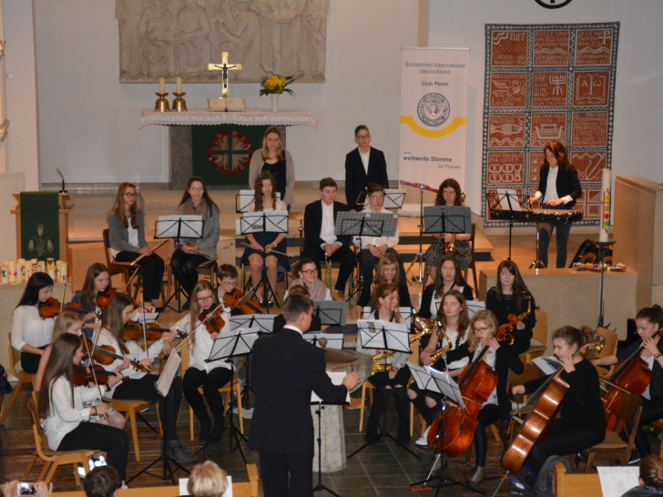 Das Klassenorchester spielte in der Friedenskirche. Foto: Privat
