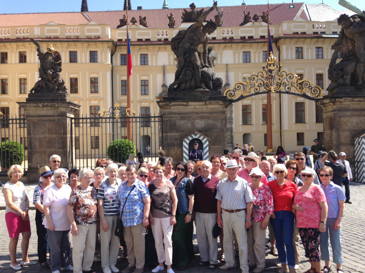 Gruppenbild vor dem Eingangstor zum Hradschin, dem Prager Präsidentenpalast. Foto: CDU/Michael Kramer