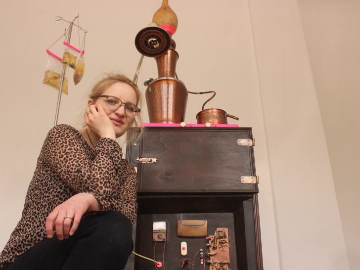 Die Berliner Künstlerin Sarah Mock, hier vor dem Destillator, zeigt im Kunstverein Wolfenbüttel ihre Ausstellung "Future Alchemy". Fotos: Anke Donner 