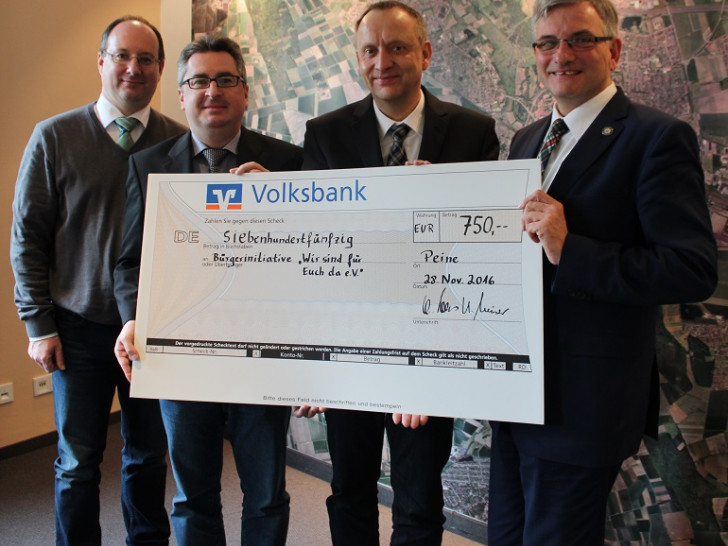 Bürgermeister Klaus Saemann nahm die Spende entgegen. Foto: Privat