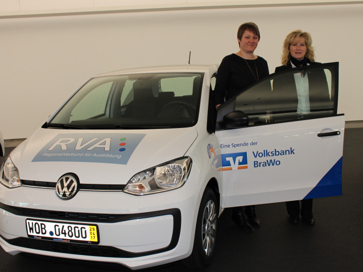 Kristin Panse vom RVA Wolfsburg holte gemeinsam mit Claudia Kayser, Leiterin der Direktion Wolfsburg, ihr neues VRmobil ab. Foto: Eva Sorembik